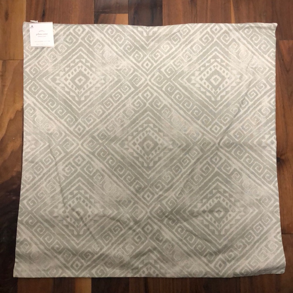 NWT - Set of 2 Pottery Barn Pillow Covers 24x24